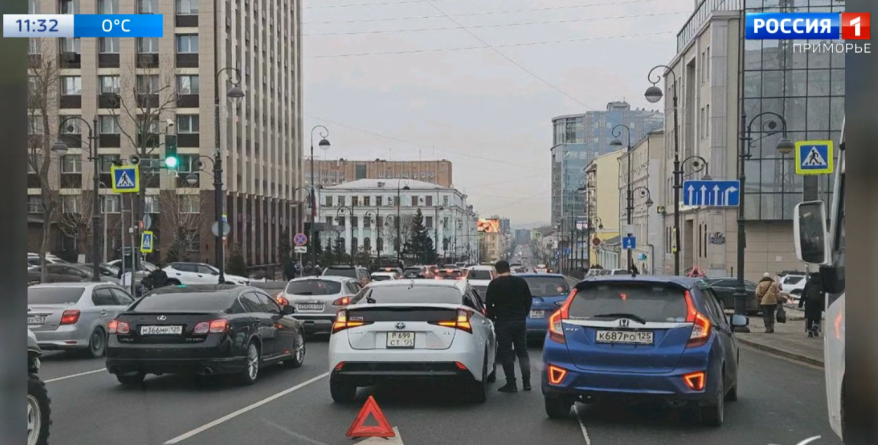 Утро во Владивостоке началось с массовых ДТП и пробок