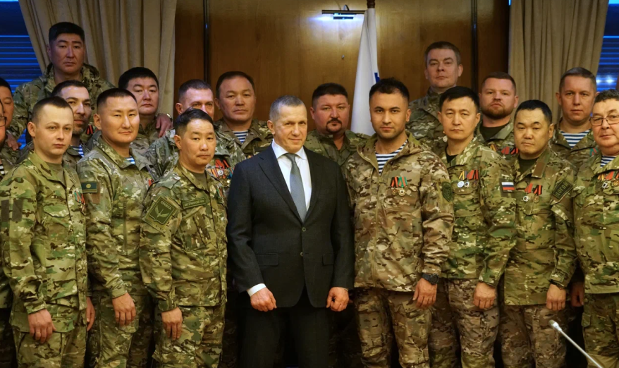 Юрий Трутнев встретился с отрядом добровольцев-чиновников, вернувшихся из зоны СВО