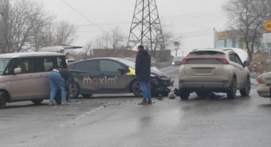 Проезда нет: во Владивостоке произошло ДТП с участием трех автомобилей
