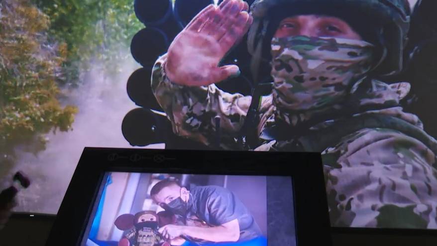 Глаза бойцов СВО смотрят на приморцев с фото на выставке во Владивостоке