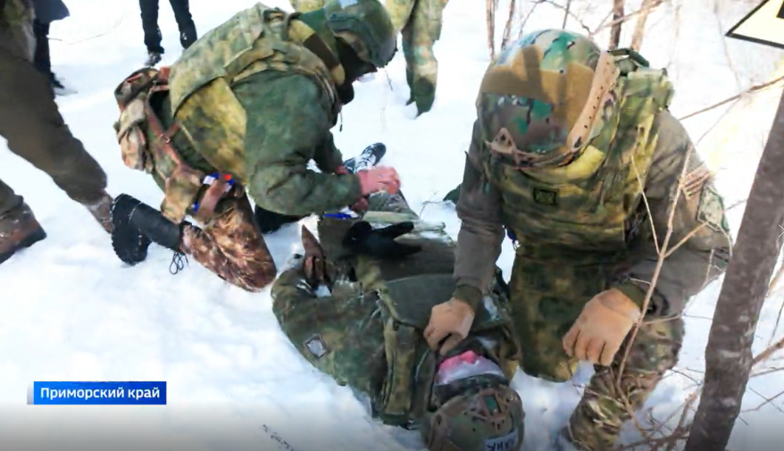 Будущих спасателей в Приморье тактической медицине обучают бойцы «Тигра»