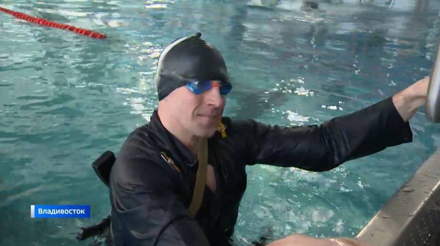 Чемпионы волн: военнослужащие ТОФ покоряют воду с полным боекомплектом