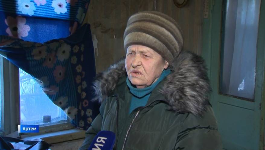 Аварийный дом: пол провалился, стены в трещинах. Так в Приморье жила вдова ветерана войны