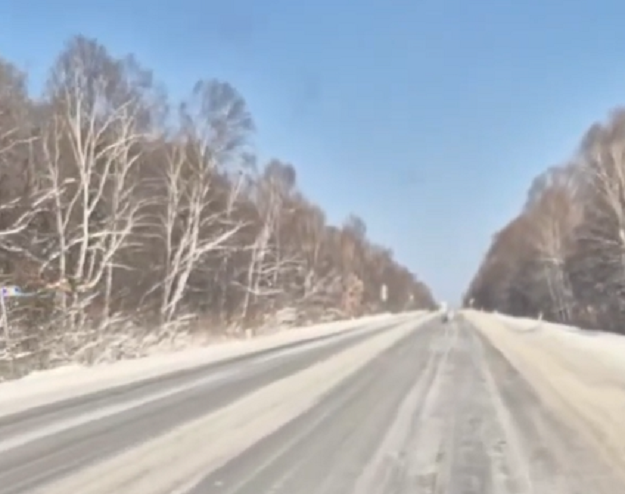 Ледяным панцирем покрыта трасса в направлении Хабаровска из Приморья