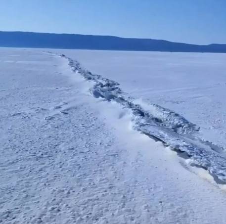 Огромная трещина образовалась на льду Амурского залива