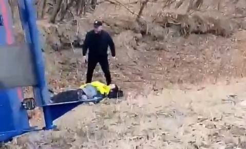 КАМАЗ улетел в кювет, водитель лежит без движения: серьезная авария на трассе Приморья