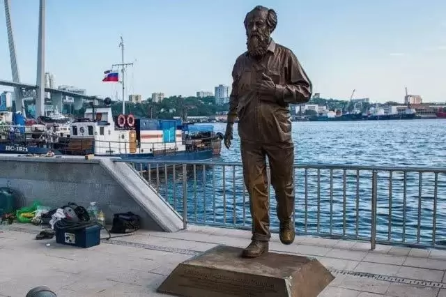 Памятник Солженицыну уберут с Корабельной набережной Владивостока