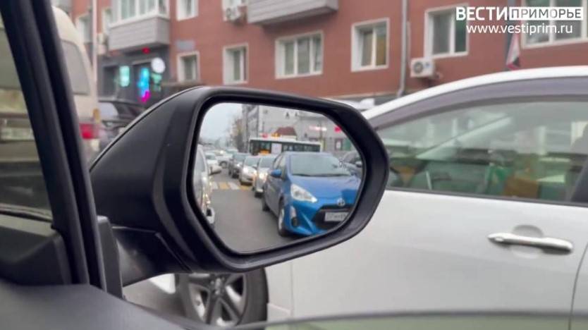 ДТП перекрыло 2 полосы: автобусы разворачиваются в центре Владивостока