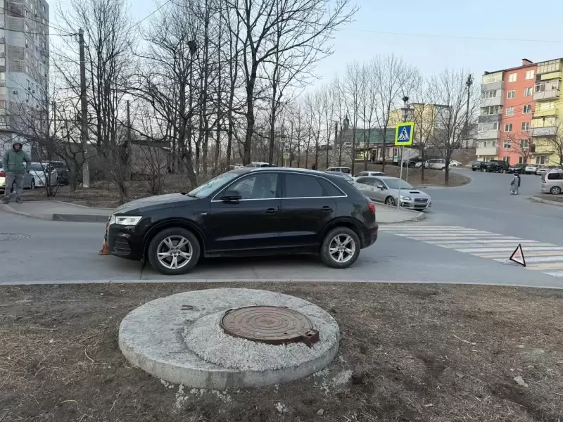 9-летняя девочка выбежала на дорогу и попала под автомобиль во Владивостоке