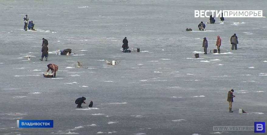 Двух рыбаков эвакуировали со льда во Владивостоке