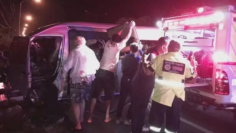 Автобус с российскими туристами попал в ДТП на Пхукете: одна женщина погибла