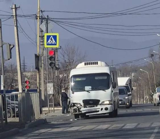 Пассажирский автобус столкнулся с легковушкой в Приморье