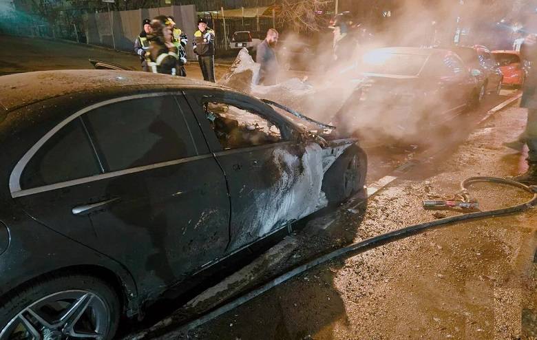 Огонь перекинулся с одного авто на другое на пожаре во Владивостоке