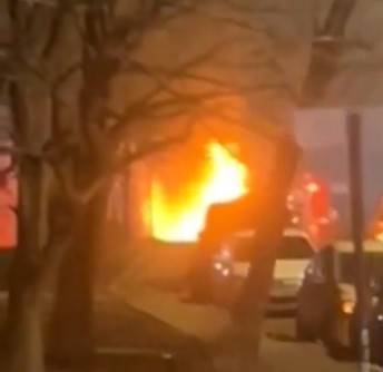 Огонь уничтожил припаркованное у торгового центра авто во Владивостоке