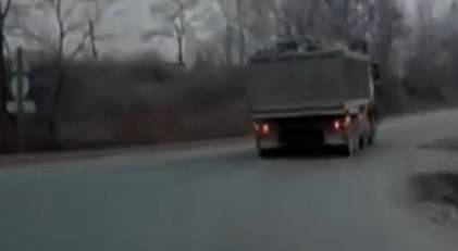 Глыба вывалилась из кузова большегруза «на встречку» на дороге в Приморье