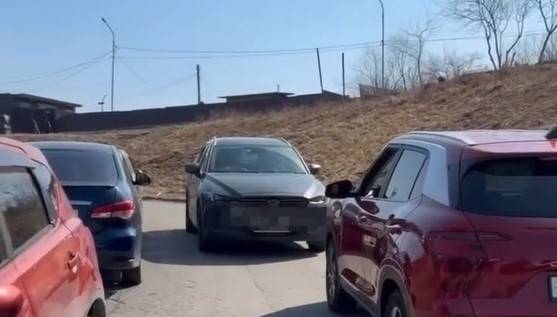 Дама за рулем авто «поставила на уши» десяток водителей во Владивостоке