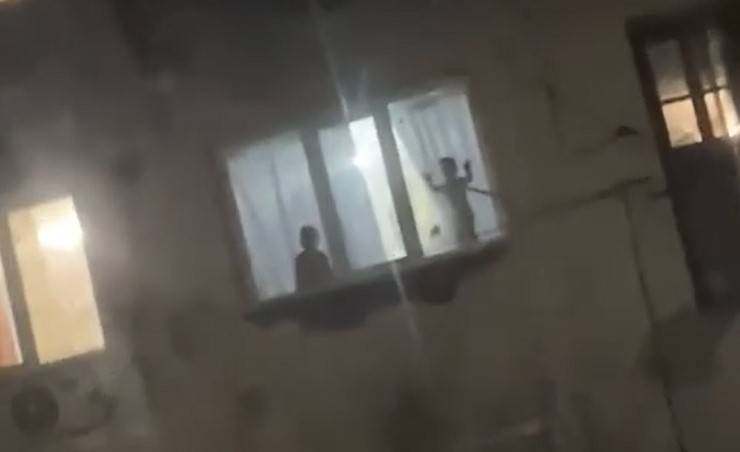 Шаг до трагедии: малыш играл со смертью у окна многоэтажки в Приморье