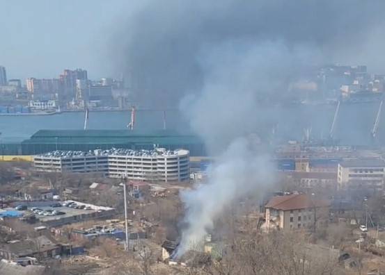 Пожар у Золотого моста во Владивостоке