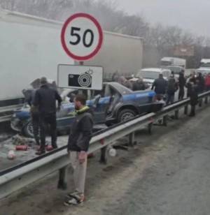 Проезда нет в сторону Владивостока: автомобиль ДПС попал в аварию и загорелся на трассе