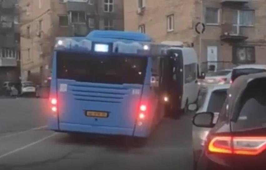 ДТП тормозит движение на трафиковой улице Владивостока