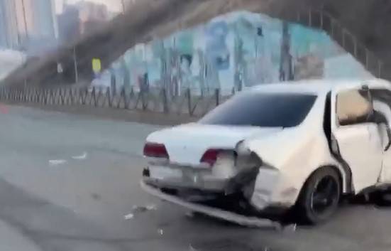 Авто «разложилось» о забор в ДТП во Владивостоке