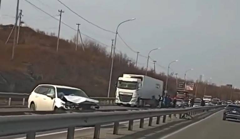 Дорога полностью перекрыта: массовое ДТП – при выезде с Русского острова