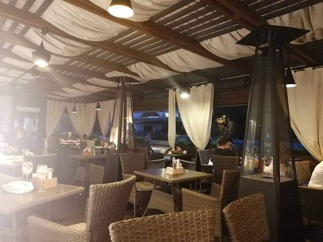 Огонь охватил бар во Владивостоке