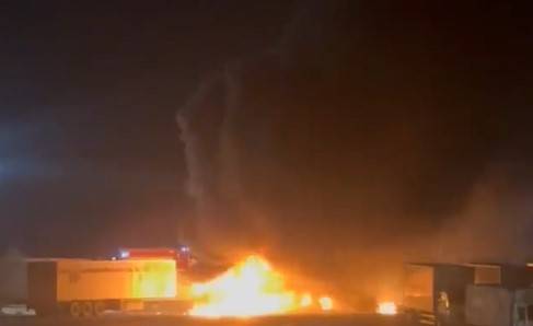 Фура сгорела на парковке оптового центра в Приморье