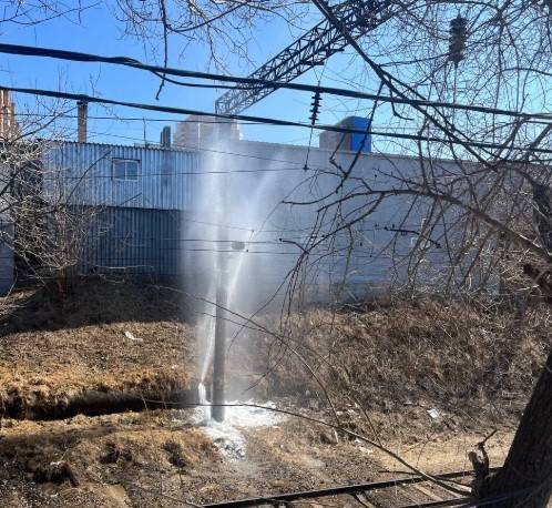 Гейзер вырывается в районе железнодорожной станции во Владивостоке