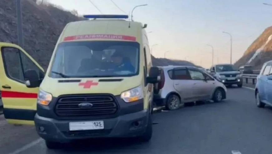 «Все встали»: скорая, приехавшая на вызов, попала в массовое ДТП во Владивостоке