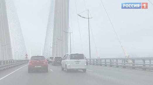 На Золотом мосту перекрыли полосу для движения