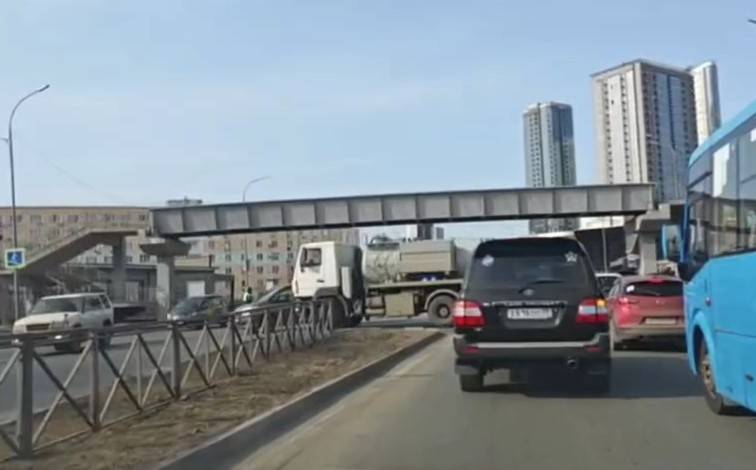 Огромную пробку во Владивостоке спровоцировало ДТП