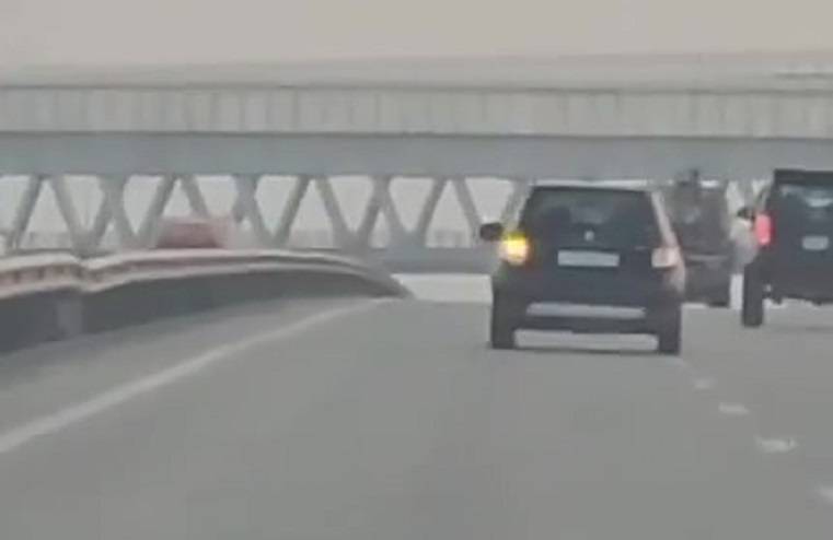 «Шкивает неслабо»: авто улетело в леера на аэропортовской трассе в Приморье