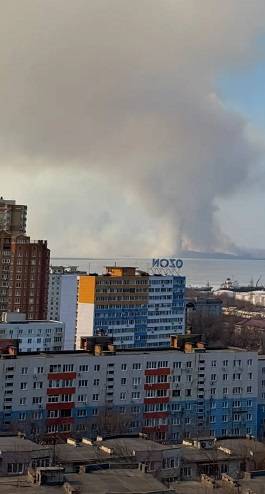 Жители Владивостока делятся в Сети кадрами страшного пожара