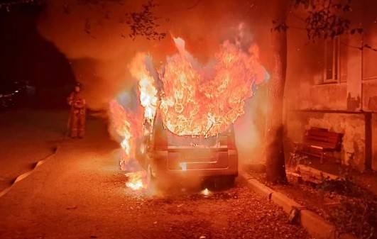 Псих-поджигатель устроил «огненное шоу» с тремя авто в Приморье