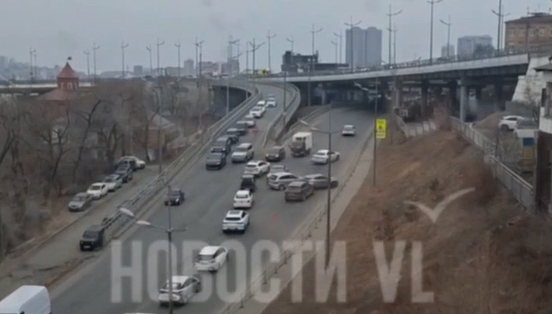 Массовое ДТП в центре Владивостока собирает пробку