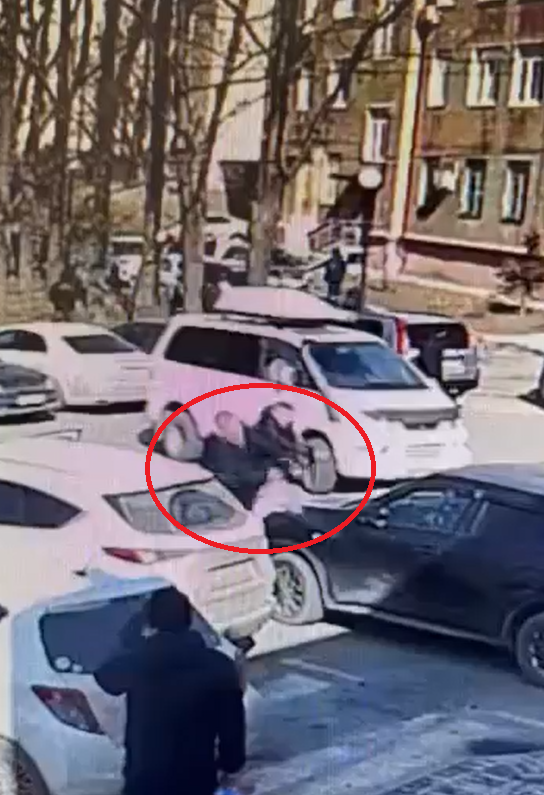 "С ходу в ухо": агрессивный водитель жестко расправился с пешеходом во Владивостоке