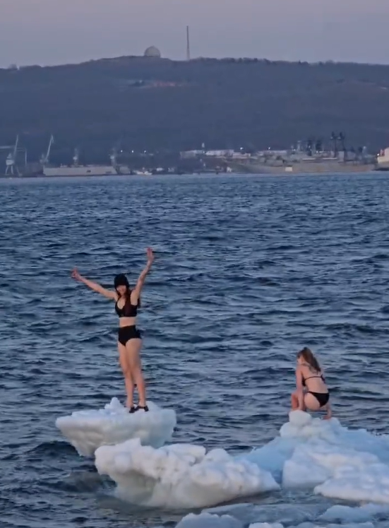 Две красотки на льдинах во Владивостоке произвели фурор в Сети