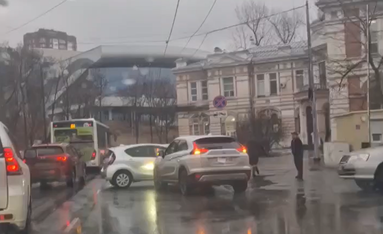Коловая пробка собралась в центре Владивостока из-за ДТП