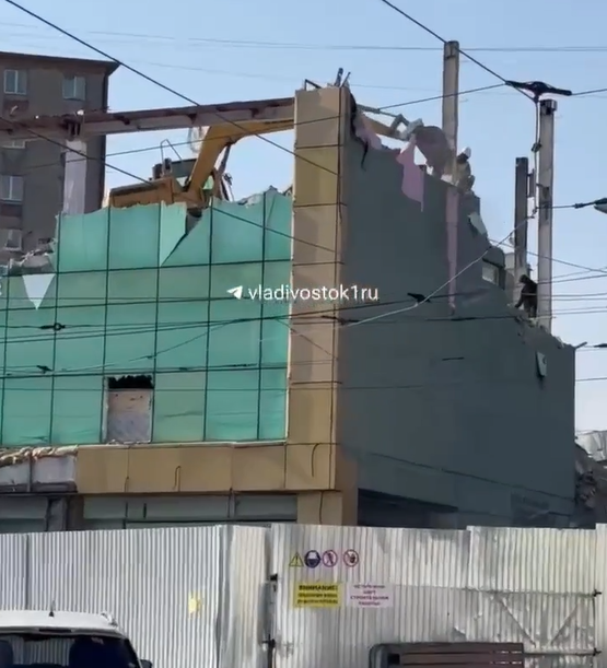 Во Владивостоке сносят популярный торговый центр