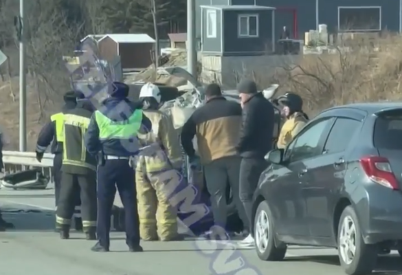 Жесткое ДТП во Владивостоке: на месте аварии работают сотрудники ДПС, скорой и МЧС