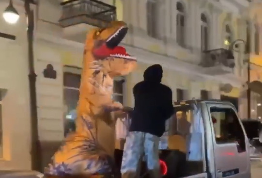 Динозавр в кузове: необычную картину наблюдали жители ночного Владивостока