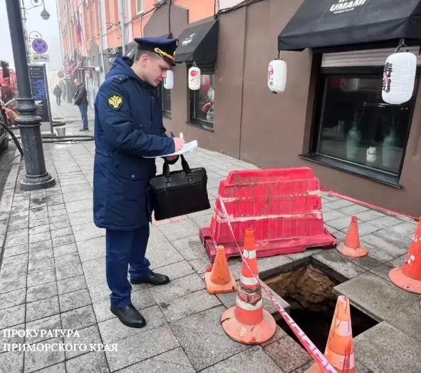 Провал образовался на пешеходной зоне в центре Владивостока