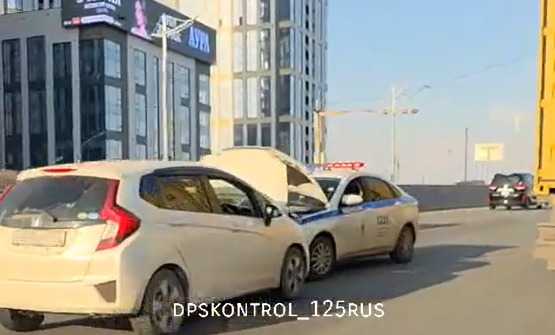 Полицейские пришли на помощь водителю "Фита" во Владивостоке
