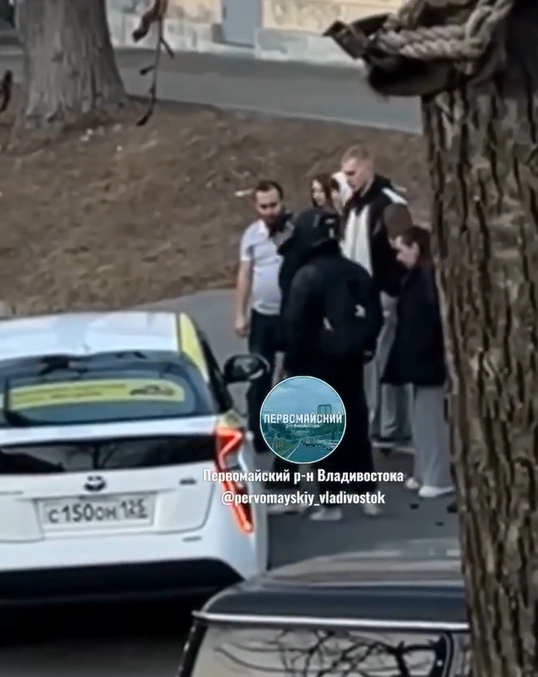 "Отлетел на десятки метров": таксист сбил подростка на мопеде во Владивостоке