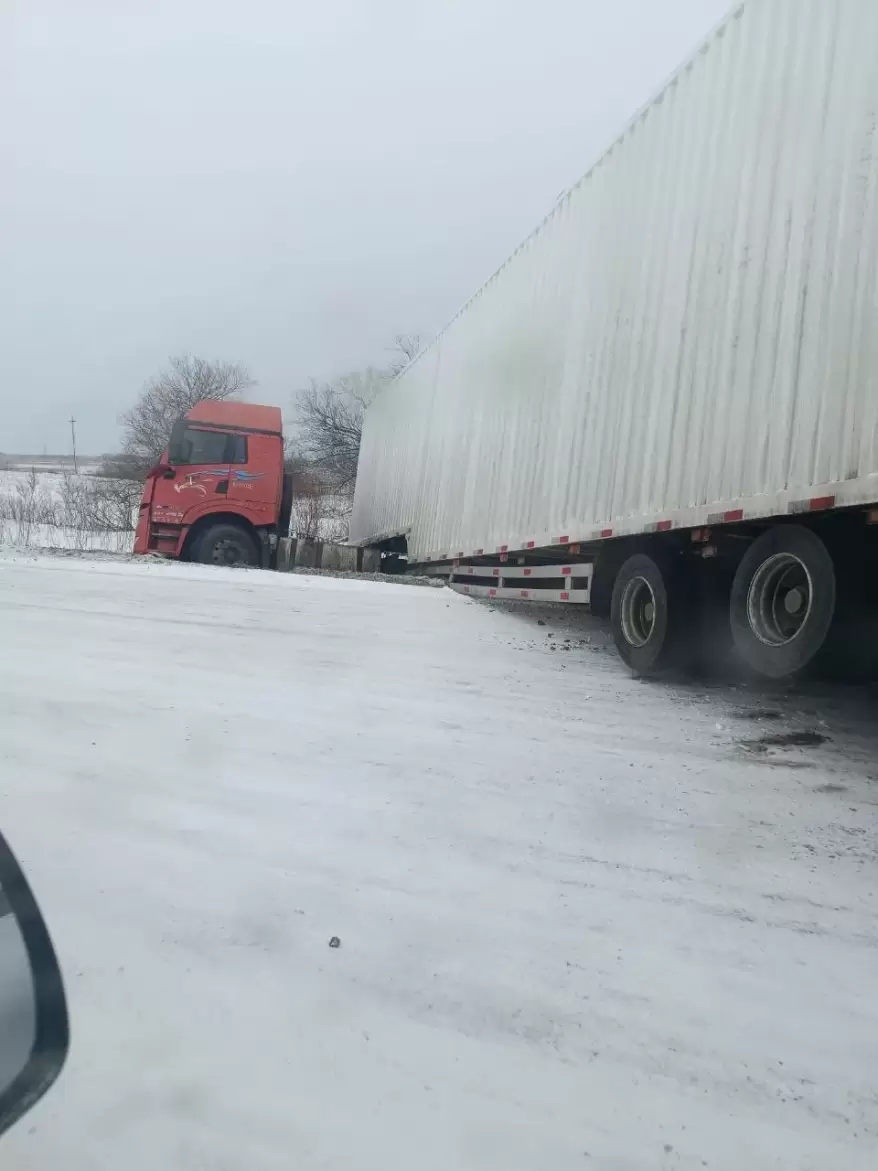 Еще одно серьезное ДТП под Уссурийском - фура улетела в кювет и перекрыла трассу