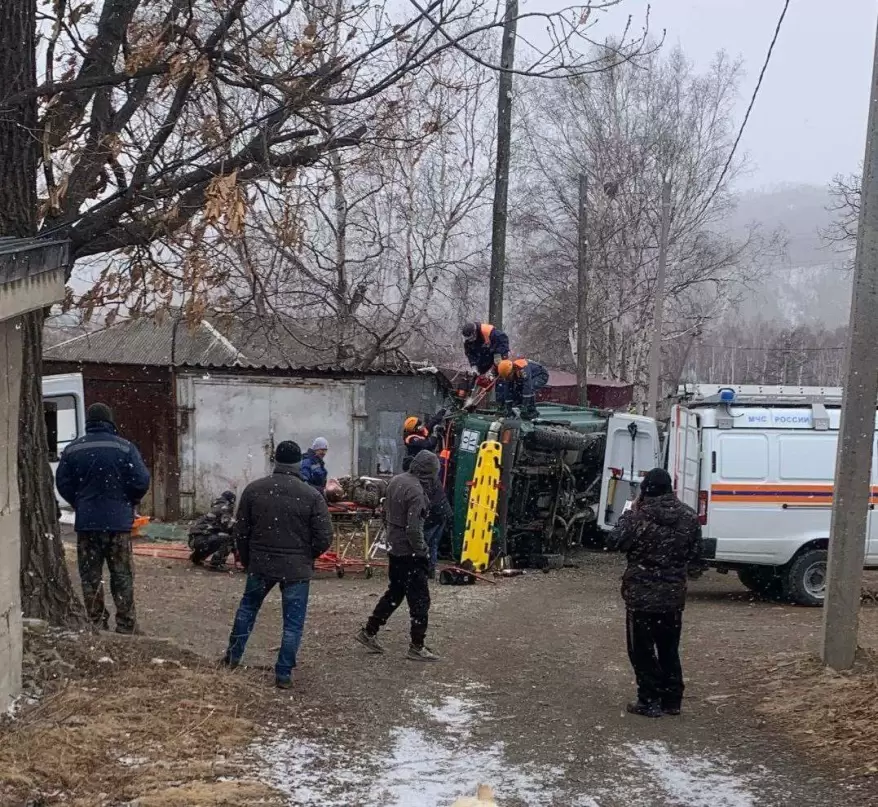 В Приморье перевернулся мусоровоз: водитель погиб