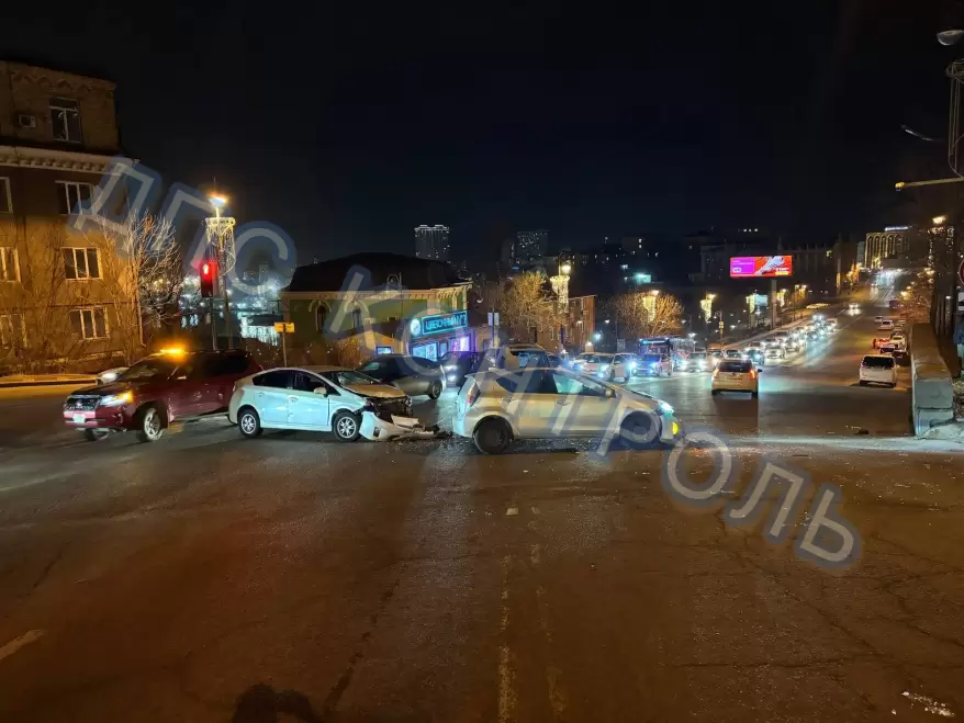 Водитель микроавтобуса протаранил автомобили у светофора во Владивостоке