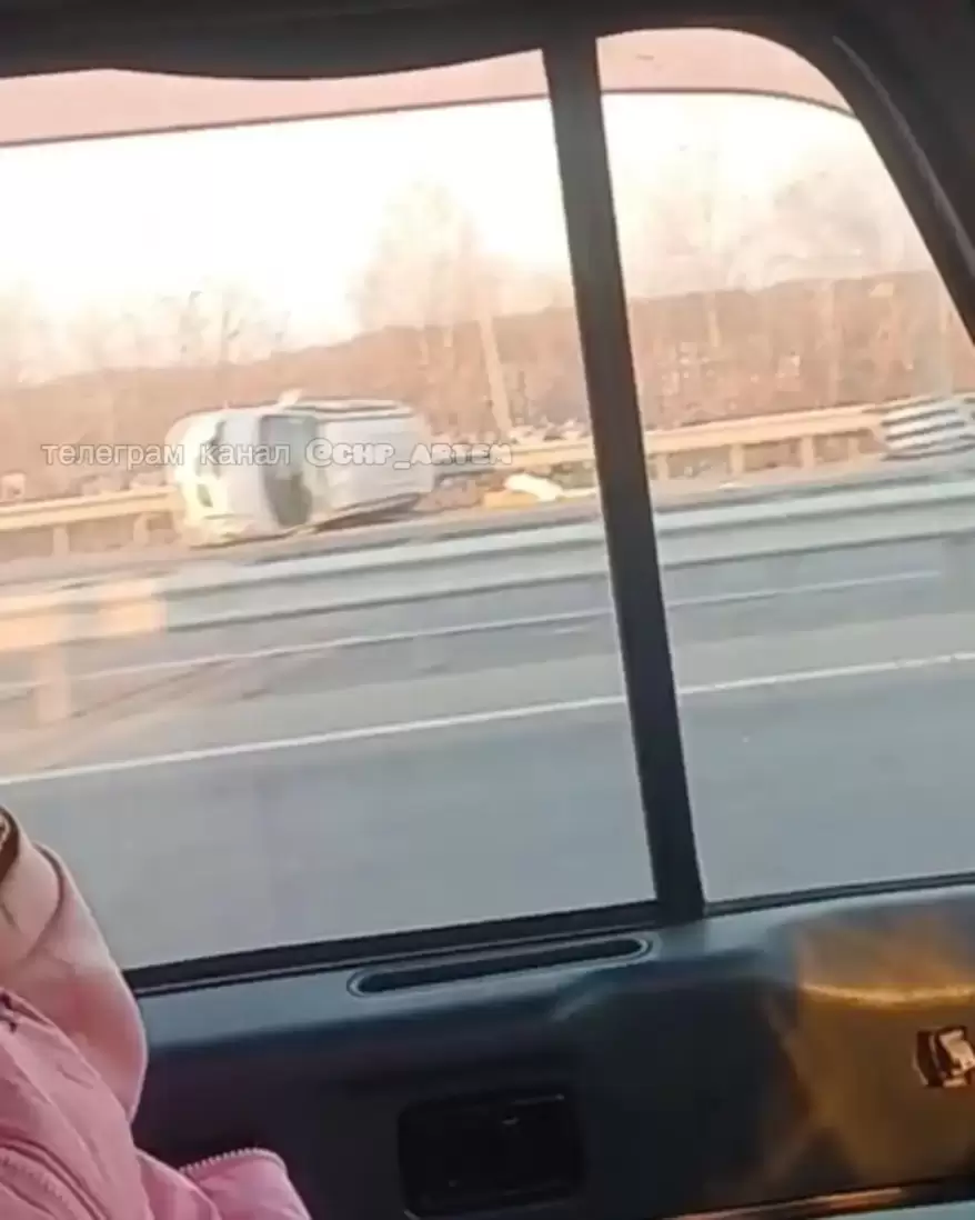 Внедорожник влетел в леера и перевернулся на трассе в Приморье