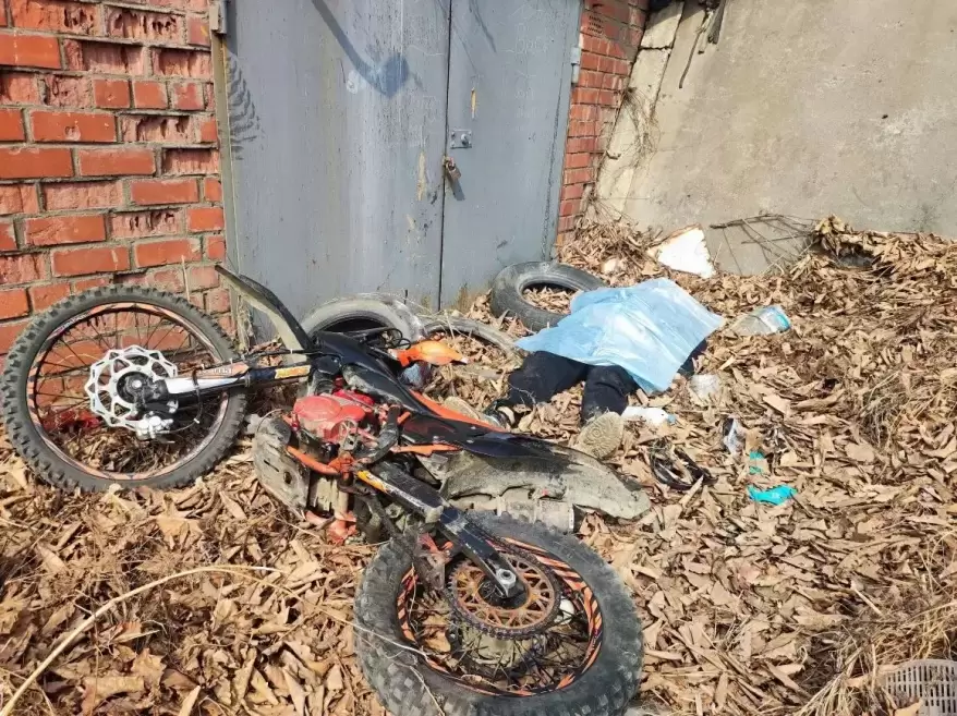 Мотоциклист съехал с обрыва в Приморье и разбился насмерть